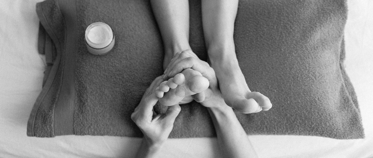 Séance de réflexologie plantaire vue du dessus : les deux pieds posés sur une serviette